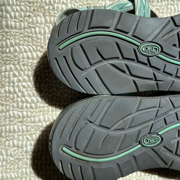 Chaco women’s sandals green and white geometric pattern - Picture 7 of 12